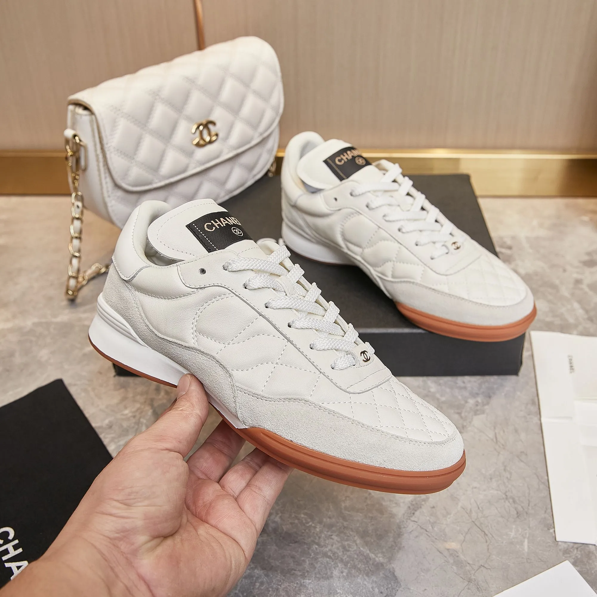 👟👟Ex-factory price 560👟👟 Chanel Chanel - 2024 counter top casual sports shoes This classic design; the upper is electro-embroidered with a variety of techniques; the outsole is fashionable and sporty; it is unusual to incorporate a variety of color matching elements... The diversified mix and match is very beautiful and versatile, casual, fashionable, sports and outdoor can be taken into account... ꫛꫀꪝ Go➫ Material: ❶Upper is made of: Original imported mixed-breed sheep ❷Inside made of: original imported breathable sheepskin ❸Outsole based on: original TPU outsole Full set of boutique packaging for women 35–41